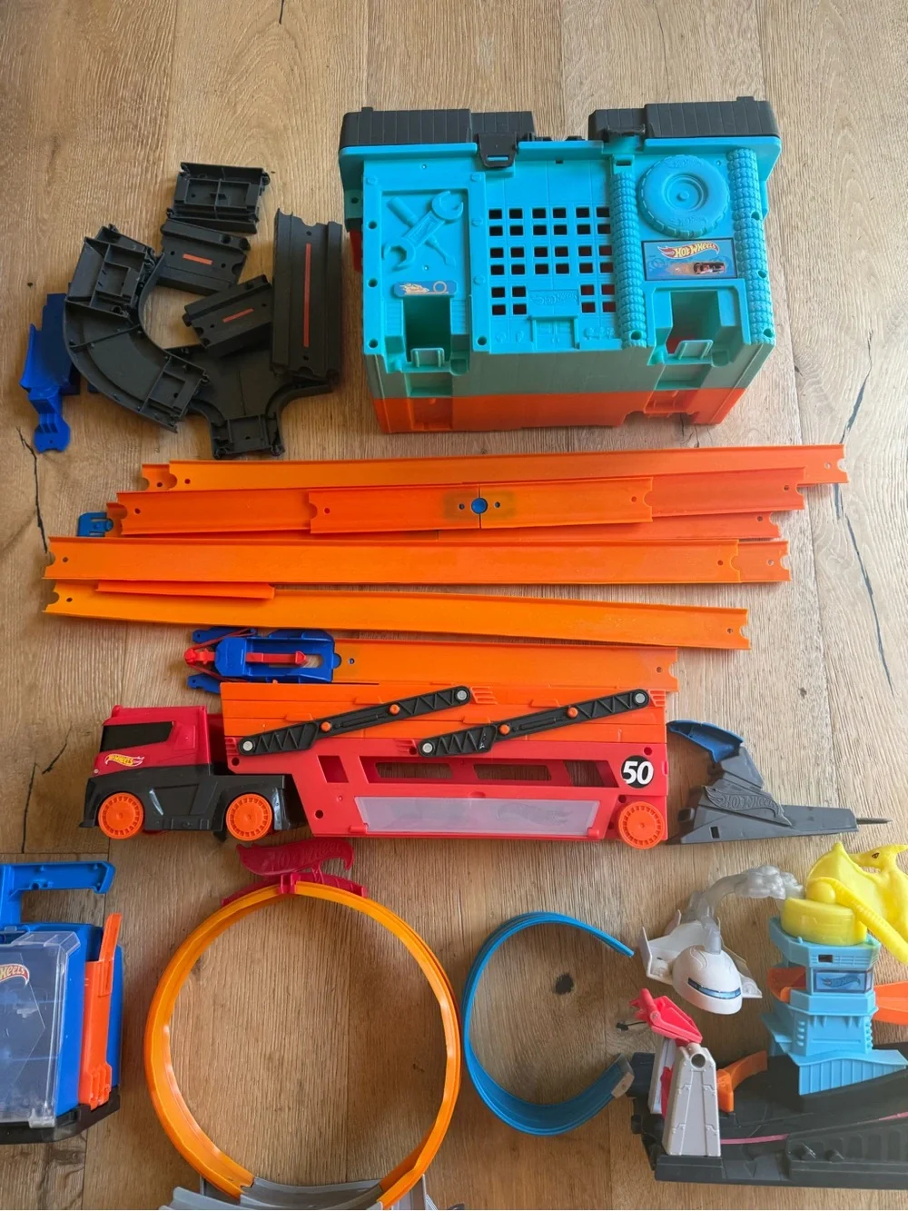 🔥HOT WHEELS lot30 pc Center City, Ptero Port Attack, Mega Hauler etc PriceFirm!